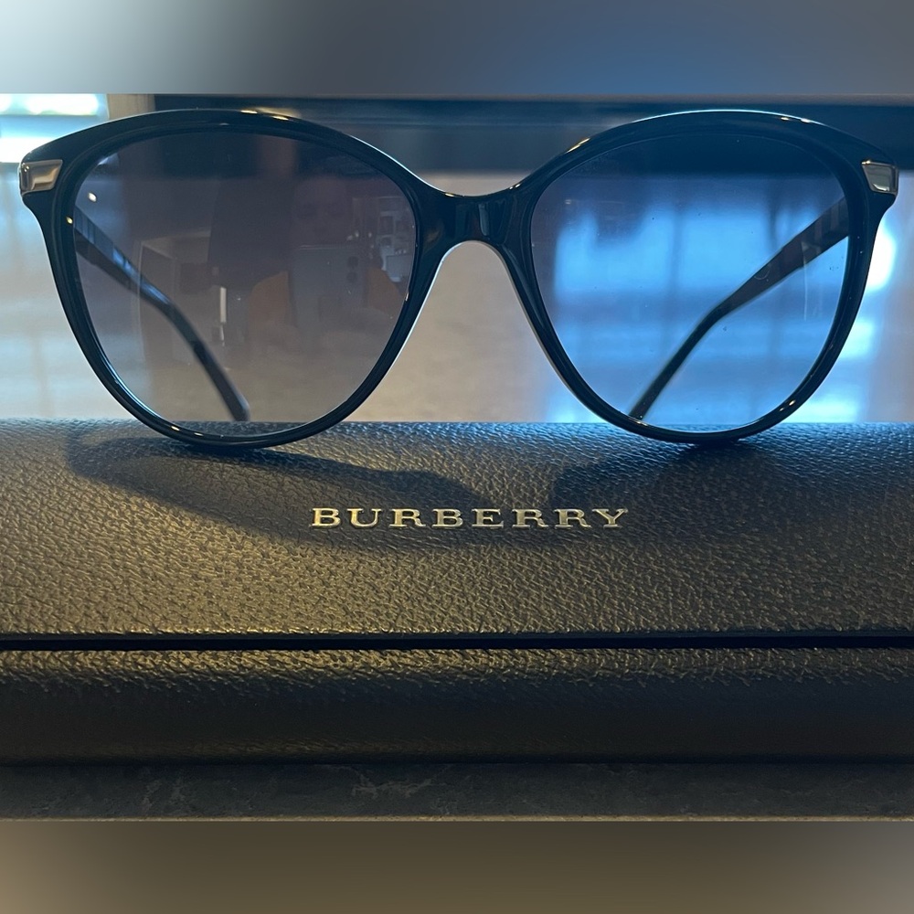 Burberry Sunglasses 😎 VGUC!!